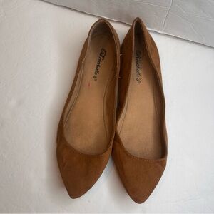 Breckelles Women's Tan Flats Pointy Toe Brown Flats. Side 8.5
